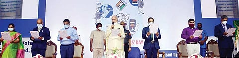 தமிழக தலைமைத் தேர்தல் அதிகாரி அலுவலகம் சார்பில் 11-வது தேசிய வாக்காளர் தினம் சென்னையில் நேற்று கொண்டாடப்பட்டது. இதில் தமிழக ஆளுநர் பன்வாரிலால் புரோஹித் வாக்காளர் உறுதிமொழியை வாசிக்க, தமிழக தலைமைத் தேர்தல் அதிகாரி சத்யபிரத சாஹு, தலைமைச் செயலாளர் கே.சண்முகம், மாநில தேர்தல் ஆணையர்ஆர்.பழனிச்சாமி, சென்னை மாவட்ட ஆட்சியர் ஆர்.சீதாலட்சுமி, சென்னை மாநகராட்சி ஆணையர் பிரகாஷ் ஆகியோர் உறுதியேற்றனர்.படம்: க.ஸ்ரீபரத்