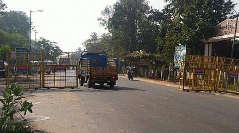 அரியலூர் மாவட்டம் திருமானூரில் டிராக்டர் பேரணியைth தடுத்து நிறுத்த தடுப்புகளைத் தயார் நிலையில் வைத்துள்ள போலீஸார்.