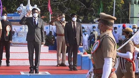 தேசியக் கொடியை ஏற்றி வைத்து போலீஸ் அணிவகுப்பு மரியாதையை ஏற்ற ஆட்சியர் தினேஷ் பொன்ராஜ் ஆலிவர்.  | படம்: எல்.பாலச்சந்தர்.