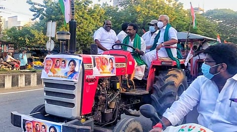 புதுச்சேரியில் நடைபெற்ற டிராக்டர் பேரணியில் பங்கேற்ற அமைச்சர் கந்தசாமி, மக்களவை உறுப்பினர் வைத்திலிங்கம் ஆகியோர் டிராக்டரில் ஊர்வலமாகச் சென்றனர். 