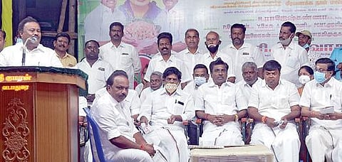அதிமுக சார்பில் திண்டுக்கல்லில் நடந்த வீர வணக்க நாள்  பொதுக்கூட்டத்தில் பேசிய அமைச்சர் திண்டுக்கல் சி.சீனிவாசன்.