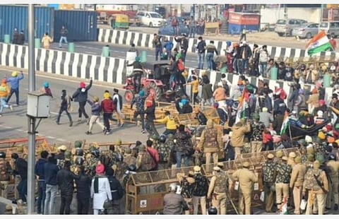 டெல்லி ஐடிஓ பகுதியில் போலீஸாருக்கும், விவசாயிகளில் ஒரு பிரிவினருக்கும் இடையே நடந்த மோதல்: படம் ஏஎன்ஐ