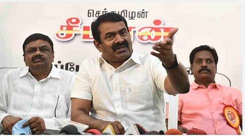 கோவையில் செய்தியாளர்களுக்குப் பேட்டியளித்த நாம் தமிழர் கட்சியின் தலைமை ஒருங்கிணைப்பாளர் சீமான் | படம்: ஜெ.மனோகரன்.