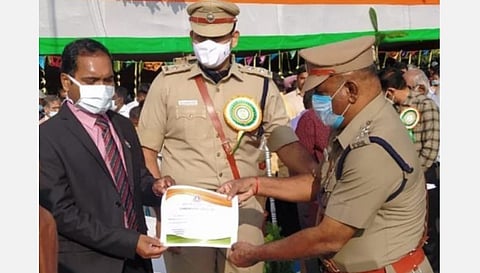 மானாமதுரை டிஎஸ்பி சுந்தர மாணிக்கத்திற்கு சிவகங்கை ஆட்சியர் பி.மதுசூதன் ரெட்டி பாராட்டுச் சான்று வழங்கினார்.