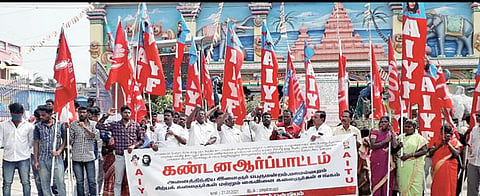 மாமல்லபுரம் பேரூராட்சி நிர்வாகத்தின் பல்வேறு முறைகேடுகளை கண்டித்து அனைத்திந்திய இளைஞர் பெருமன்றத்தினர் கண்டன ஆர்ப்பாட்டத்தில் ஈடுபட்டனர்.