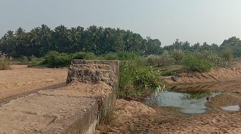 மானாமதுரை அருகே சேதமடைந்த இடைக்காட்டூர் தடுப்பணை.