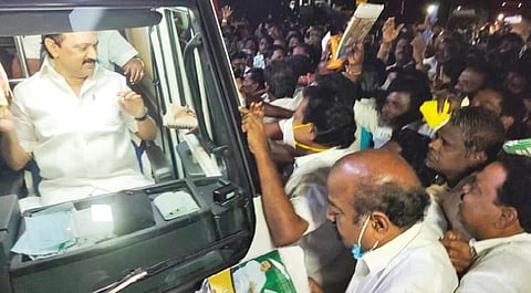 திண்டிவனம் பகுதியில் இரு பிரிவுகளாக ஸ்டாலினை வரவேற்ற திமுகவினர்