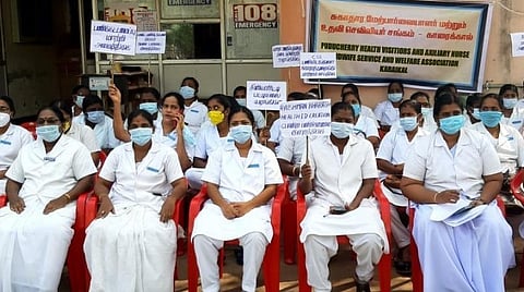 காரைக்காலில் செவிலியர்கள் போராட்டம்