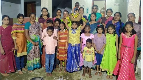 தேவிநாயக்கன்பட்டியில் நடந்த விழாவில் நிலாப் பெண்ணாகத் தேர்வு செய்யப்பட்ட சிறுமியைக் கோயிலுக்கு அழைத்து வந்த கிராமத்துப் பெண்கள்.  