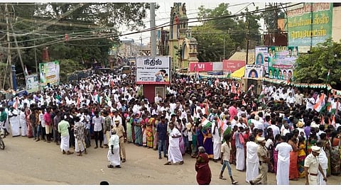 தேவகோட்டை தியாகிகள் பூங்கா அருகே சாலையைச் சீரமைக்க வலியுறுத்தி பேரணியாகச் செல்லத் தயாராக இருந்த காங்கிரஸார்.