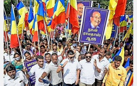 வன்னியர்களுக்கு இட ஒதுக்கீடு கோரி ஆட்சியர் அலுவலகங்கள் முன்பு பாமக போராட்டம்: தமிழகம் முழுவதும் ஆட்சியர்களிடம் மனு கொடுத்தனர்