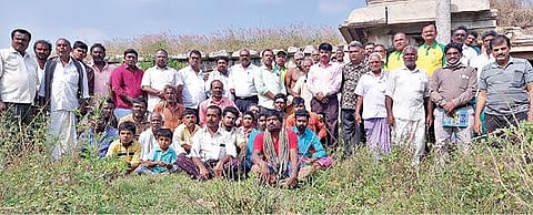 கிருஷ்ணகிரி மாவட்டம் சின்னகொத்தூர் கிராமத்தில் வரலாற்றுச் சின்னங்களைப் பாதுகாப்பது தொடர்பாக காப்பாட்சியர் கோவிந்தராஜ் தலைமையில் நடந்த ஆலோசனைக் கூட்டத்தில் பங்கேற்ற வரலாற்று ஆர்வலர்கள்.