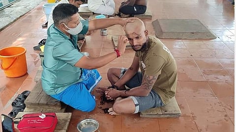 பழநி மலைக்கோயில் அடிவாரத்தில் நேர்த்திக் கடனாக மொட்டை அடித்துக்கொண்ட கிரிக்கெட் வீரர் நடராஜன் .