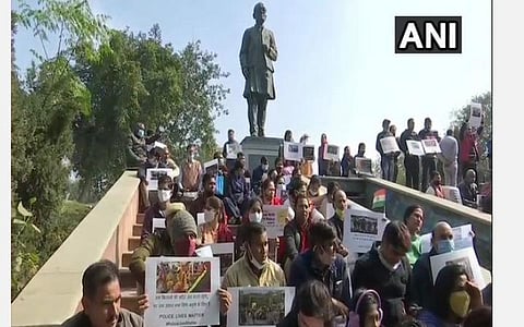 டெல்லி ஷாஹீதி பூங்காவில் இன்று ஆர்ப்பாட்டத்தில் ஈடுபட்டன காவல்துறை குடும்பத்தினர் | படம்: ஏஎன்ஐ