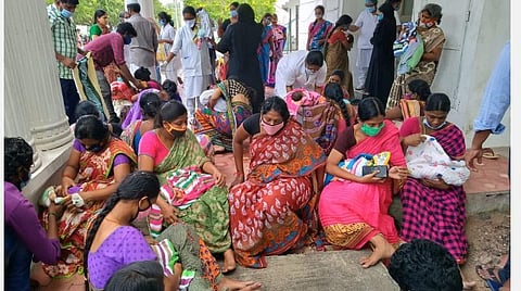 புதுச்சேரி அரசு மகப்பேறு மருத்துவமனையில் திடீர் தீ விபத்து; பச்சிளம் குழந்தைகளுடன் பெண்கள் வெளியேற்றம்