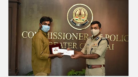 பயணி தவறவிட்ட ரூ.20 லட்சம் மதிப்புள்ள நகை; நேர்மையாக ஒப்படைத்த ஆட்டோ ஓட்டுநர்: காவல் ஆணையர் கேடயம் வழங்கி பாராட்டு