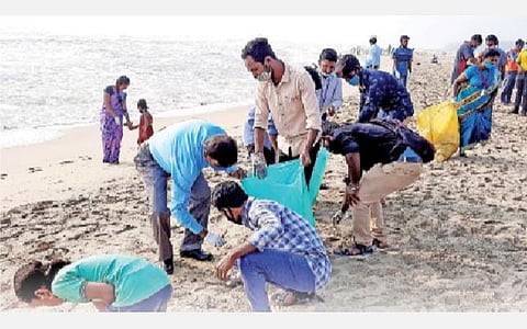 கல்லூரி மாணவர்களால் கடலூர் வெள்ளிக் கடற்கரை பளிச்