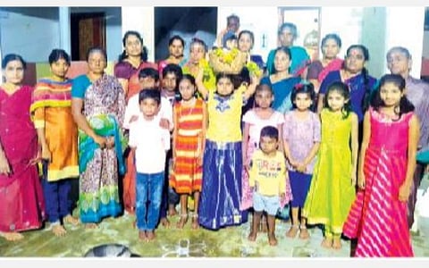 தேவிநாயக்கன்பட்டியில் நடந்த விழாவில் நிலாப் பெண்ணாக தேர்வு செய்த சிறுமியை கோயிலுக்கு அழைத்து வந்த பெண்கள்.