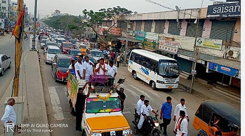 தேர்தல் ஆலோசனைக்கூட்டத்துக்காக ஆம்பூர் வந்த எல்.கே.சுதீஷுக்கு அக்கட்சியினர் உற்சாக வரவேற்பு அளித்தனர்.
