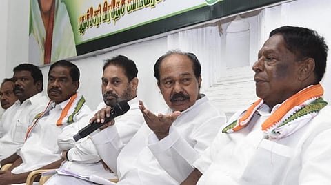புதுச்சேரி காங்கிரஸ் அலுவலகத்தில் செய்தியாளர்களை சந்திக்கும் முன்னாள் மத்திய அமைச்சர் வீரப்பமொய்லி. அருகே முதல்வர் நாராயணசாமி | படம் எம். சாம்ராஜ்