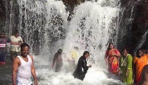 11 மாதங்களுக்குப் பிறகு கும்பக்கரை அருவியில் குளிக்க அனுமதி