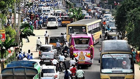 சிக்னல்கள், சந்திப்புகள் அருகே நிறுத்தங்கள்: மதுரையில் அரசுப் பேருந்துகளால் ஸ்தம்பிக்கும் போக்குவரத்து