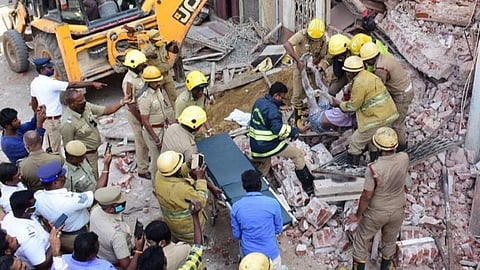 மதுரையில் பழைய வீட்டை இடித்துப் புதுப்பிக்கும் பணியின்போது இடிபாடுகளில் சிக்கி 3 பேர் பலி