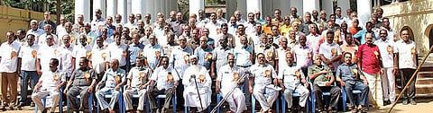 வேலூர் கோட்டை காவலர் பயிற்சி பள்ளி வளாகத்தில் குழு புகைப்படம் எடுத்துக்கொண்ட ஓய்வுபெற்ற காவலர்கள்.