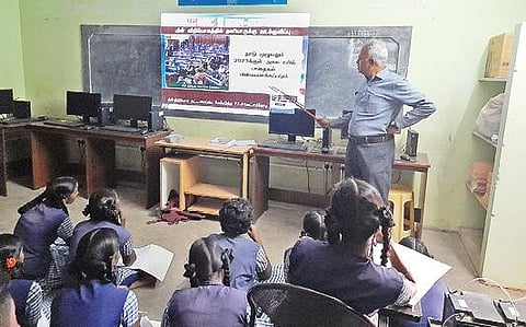 பொதும்பு அரசு மேல்நிலைப் பள்ளியில் மத்திய பட்ஜெட் தாக்கல் நேரலையை ஆர்வமாகப் பார்வையிடும் மாணவ, மாணவியர்.