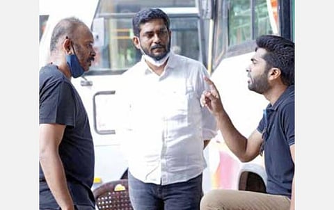 படப்பிடிப்பின்போது ஆலோசனையில் இயக்குநர் வெங்கட் பிரபு, தயாரிப்பாளர் சுரேஷ் காமாட்சி, சிம்பு.