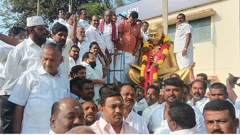 அண்ணா நினைவு நாளை முன்னிட்டு தேனி மாவட்டம் பெரியகுளத்தில் அவரது சிலைக்கு திமுக சார்பில் மாலை அணிவித்து அஞ்சலி செலுத்தப்பட்டது.