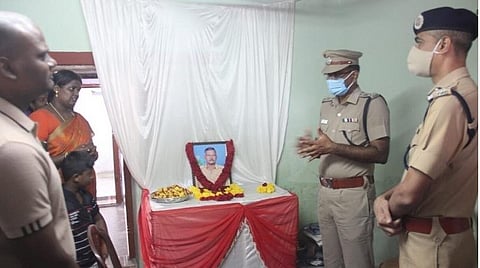 கொலை செய்யப்பட்ட எஸ்ஐ பாலு திருவுருவ படத்துக்கு அஞ்சலி செலுத்திவிட்டு, குடும்பத்தினருக்கு ஆறுதல் கூறிய திருநெல்வேலி மாநகர காவல் ஆணையர் தீபக் எம். தாமோர். உடன் தூத்துக்குடி எஸ்.பி எஸ்.ஜெயக்குமார்.