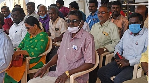 தூத்துக்குடி வட்டாட்சியர் அலுவலக வளாகத்தில் அமர்ந்து போராட்டம் நடத்தி வரும் அரசு ஊழியர் சங்கத்தினர். படம்: என்.ராஜேஷ்
