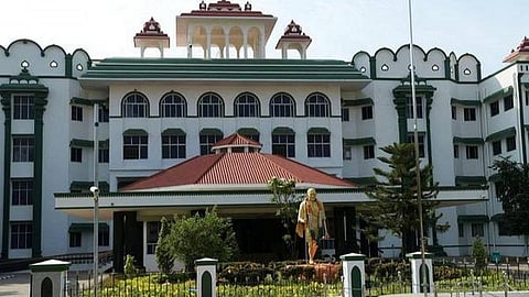 கரோனா தடுப்பூசியால் இறந்ததாகப் புகார்: முன்களப்பணியாளர் உடலை மறு பிரேதப் பரிசோதனை செய்யக்கோரி மனைவி வழக்கு