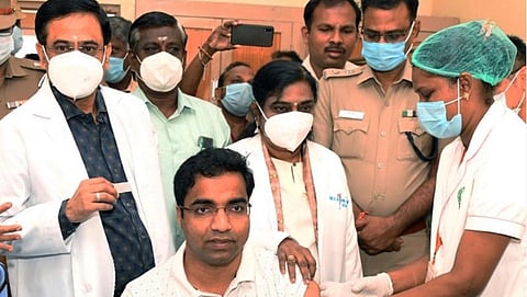 தூத்துக்குடி அரசு மருத்துவக் கல்லூரி மருத்துவமனையில் மாவட்ட ஆட்சியர் கி.செந்தில் ராஜ் கரோனா தடுப்பூசி போட்டுக் கொண்டார். படம்: என்.ராஜேஷ்