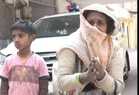 உ.பி.யில் காணாமல் போன மகளைக் கண்டுபிடிக்க டீசலுக்கு ரூ.12,000: பிச்சை எடுக்கும் தாயிடமிருந்து கையூட்டு பெற்ற 2 போலீஸார் பணியிடைநீக்கம்