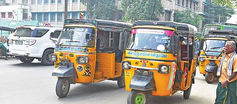 மதுரை தமுக்கம் மைதானம் எதிரே மாவட்டக் கல்வி அலுவலகம், பிஎஸ்என்எல் அலுவலகம் அமைந்துள்ள பேருந்து நிறுத்தத்தில் ஆக்கிரமித்துள்ள ஷேர் ஆட்டோக்கள்.