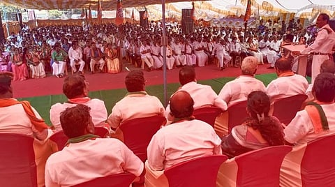 பாஜக நிர்வாகிகள் கூட்டத்தில் பேசுகிறார் மாநிலத் தலைவர் சாமிநாதன். அருகே மாநில நிர்வாகிகள். 