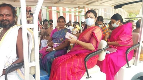 திருச்செந்தூர் கோயிலில் ஸ்டாலின் மனைவி சுவாமி தரிசனம் 
