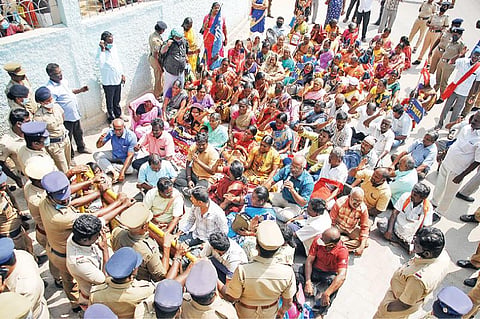 பல்வேறு கோரிக்கைகளை வலியுறுத்தி மதுரை மாவட்ட ஆட்சியர் அலுவலகம் அருகே போராட்டம் நடத்திய அரசு ஊழியர்கள்.