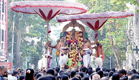 திருவல்லிக்கேணி பார்த்தசாரதி கோயில் பிரம்மோற்சவத்தின் முக்கிய நிகழ்வான கருடசேவை நேற்று காலை நடந்தது. கருட வாகனத்தில் மாட வீதிகளில் உலா வந்த பார்த்தசாரதி பெருமாளை ஏராளமானோர் தரிசனம் செய்தனர். படம்: ம.பிரபு