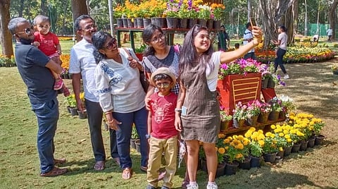 புதுச்சேரி தாவரவியல் பூங்காவில் செல்ஃபி எடுத்து மகிழும் சுற்றுலாப் பயணிகள். 
