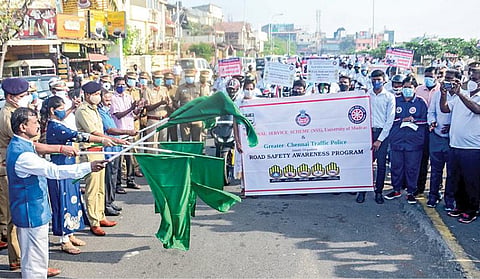 சென்னை பல்கலைக்கழக நாட்டுநலப் பணித் திட்டம் மற்றும் சென்னை பெருநகர காவல்துறை சார்பில் சாலை பாதுகாப்பு குறித்த விழிப்புணர்வு இருசக்கர வாகனப் பேரணி மற்றும் நடை பிரச்சாரம் பெசன்ட் நகர் எலியட்ஸ் கடற்கரை சாலையில் நேற்று நடந்தது. இதை காவல் ஆணையர் மகேஷ்குமார் அகர்வால் கொடியசைத்துத் தொடங்கி வைத்தார். படம்: பு.க.பிரவீன்