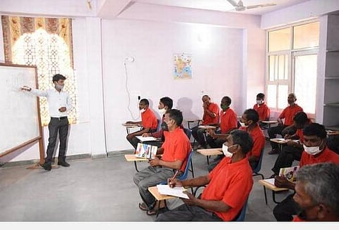பிச்சைக்காரர்களுக்கு சுயதொழில் பயிற்சி வழங்கப்பட்ட காட்சி