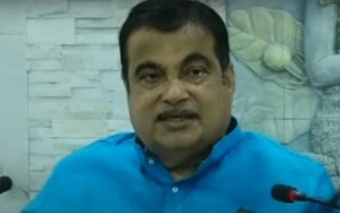 வார்தாவில் செய்தியாளர்களிடம் பேசும் நிதின் கட்கரி