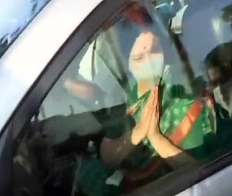 காரில் புறப்பட்ட சசிகலா