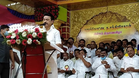 புதுக்கோட்டையில் நடைபெற்ற திருமண விழாவில் பேசுகிறார் திமுக தலைவர் மு.க.ஸ்டாலின்.