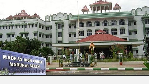 கண்டதேவி கோவில் கும்பாபிஷேக குழுவில் கிராம மக்கள் பிரதிநிதி நியமிக்க வழக்கு: சிவகங்கை ஆட்சியர் பதிலளிக்க உத்தரவு