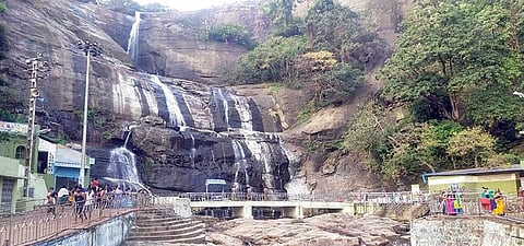 குற்றாலம் பிரதான அருவியில் குறைவான அளவில் தண்ணீர் விழுந்தது.