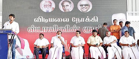 கரூரில் நேற்று நடைபெற்ற வாக்குச்சாவடிக் குழு முகவர் சந்திப்புக் கூட்டத்தில் பேசுகிறார் உதயநிதி ஸ்டாலின். உடன், மாவட்டப் பொறுப்பாளர் செந்தில் பாலாஜி உள்ளிட்டோர்.
